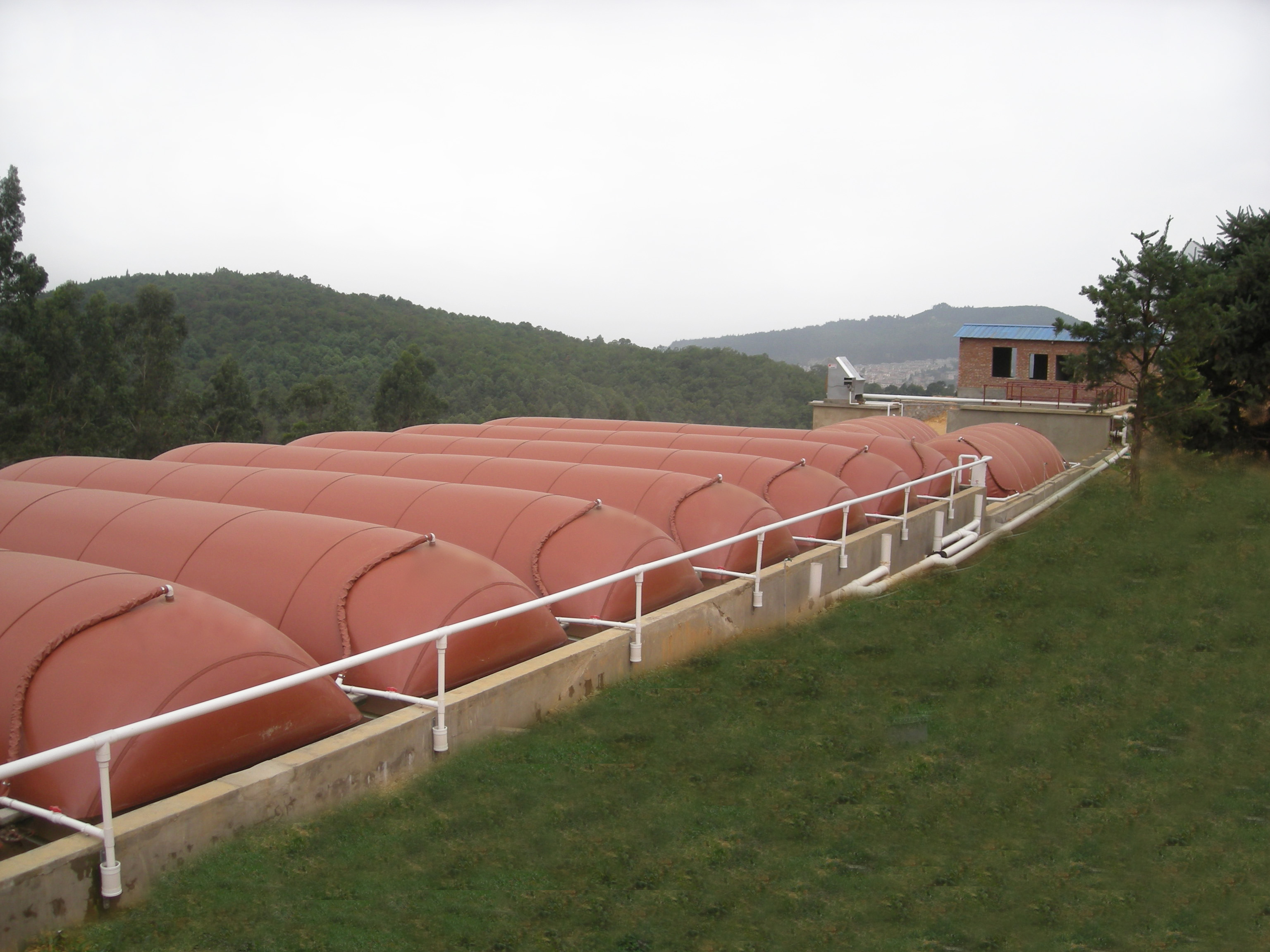 红泥塑料厌氧覆皮|红泥塑料沼气池:红泥塑料厌氧覆皮-福州共创环保