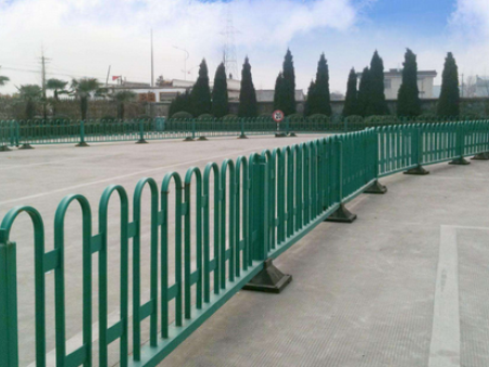 小区钢制护栏 公园草坪护栏 市政交通绿化围栏 道路隔离栅