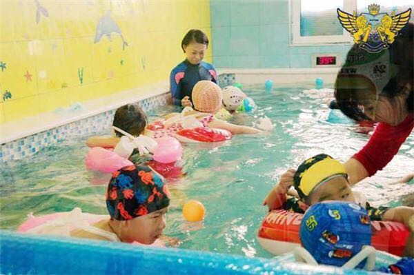幼儿园游泳课