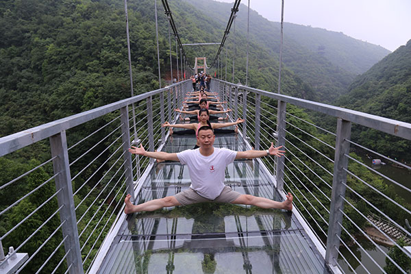 丹江太极峡玻璃吊桥瑜伽秀！