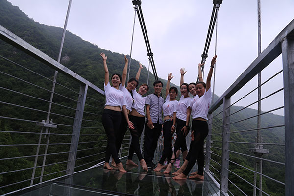 丹江太极峡玻璃吊桥瑜伽秀！