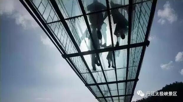 太极峡险峻壮美的玻璃吊桥“七一”开放了，美得刺激，美得安全，简直爽！爆！了！